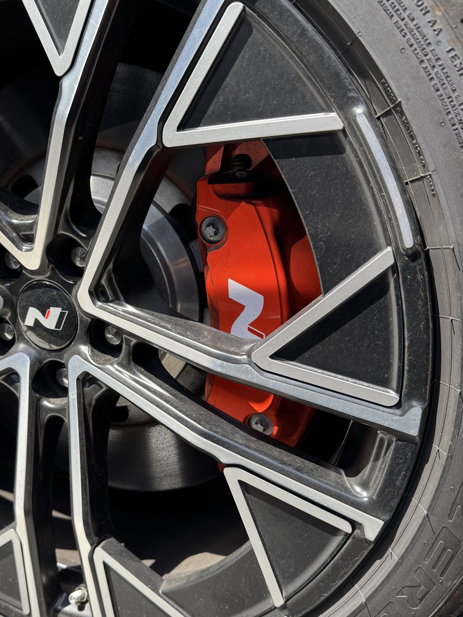 wjm_auto's tweet photo. 先日こちらの車を体験しました。

𝑯𝒚𝒖𝒏𝒅𝒂𝒊 𝑰𝑶𝑵𝑰𝑸 𝟓 𝑵

650馬力/750Nm
0-100km/h 3.4s

私有地を走行したのみですが、NGBモードは恐ろしいほどの加速･･･
硬めの足回りではあるものの不快感ナシ。かなりの剛性感。内装の質感や作りもGOOD👌
これは良いクルマ！ https://t.co/8YIKKKaB9X