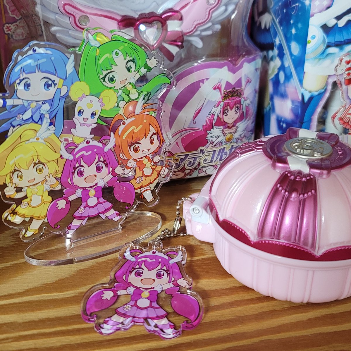 펭리브님 스마프리 굿즈 도착함🥹
일러가 너무너무 커여워서 키링도 전부 구매하고 싶었는데 현생 사느라 폼 놓침... 뒤늦게 남은 재고라도 구매함 히히😁
팁: 키링은 팩트 구멍에 달아주면 더 좋은 느낌을 줌니다