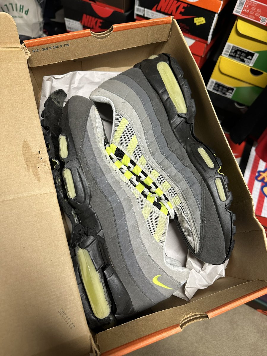 wsgable's tweet photo. @nikestore @Nike i need an oop on a new big bubble pair, my ‘03s are looking so hot https://t.co/FT5WJxypyN