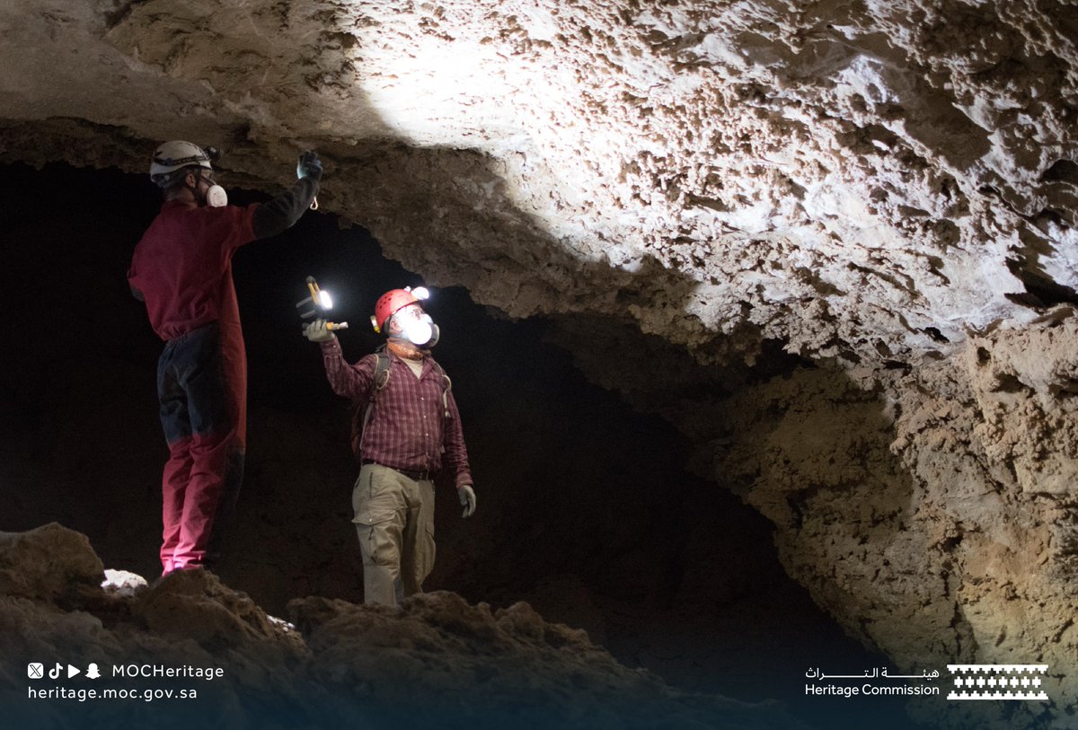 MOCHeritage's tweet photo. From inside Duhool Al-Samman, northeast of Riyadh, the scientific team documents discoveries reflecting the natural transformations the region has witnessed over the ages, as part of the #GreenArabiaProject.

#SaudiHeritageCommission https://t.co/uUqRhyvrSc