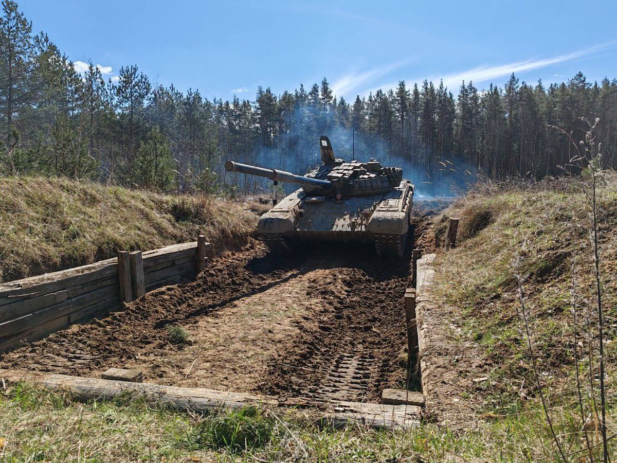 TheGreyPatriot_'s tweet photo. ๐ง๐พ๐ท๐บ Today's exam of T-72B drivers at Minsk Military Academy.
#Russia #Belarus #Belarusian #Today #Tank #T72B #Military #Army #Driving #Exam #Training #Tactical #Armored https://t.co/bwAz0074RU