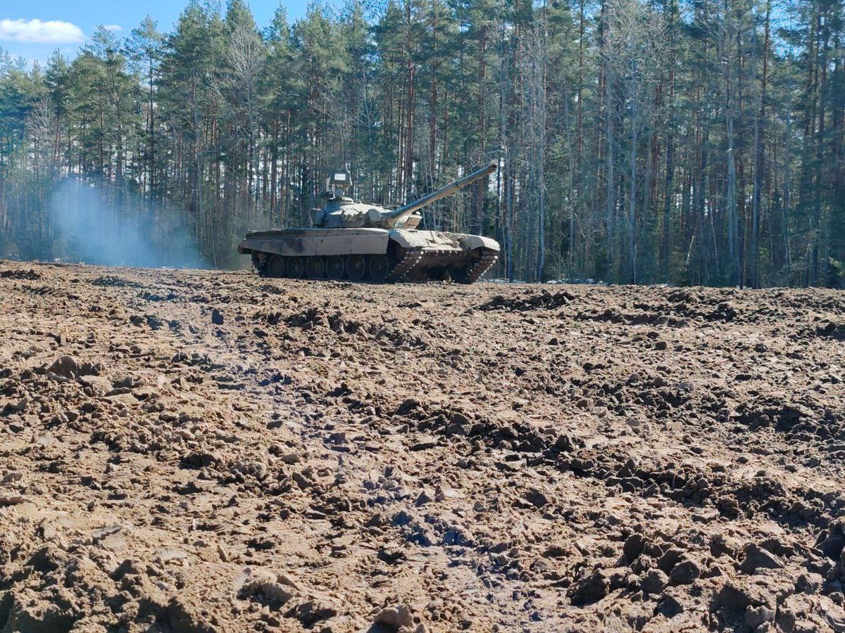 TheGreyPatriot_'s tweet photo. ๐ง๐พ๐ท๐บ Today's exam of T-72B drivers at Minsk Military Academy.
#Russia #Belarus #Belarusian #Today #Tank #T72B #Military #Army #Driving #Exam #Training #Tactical #Armored https://t.co/bwAz0074RU