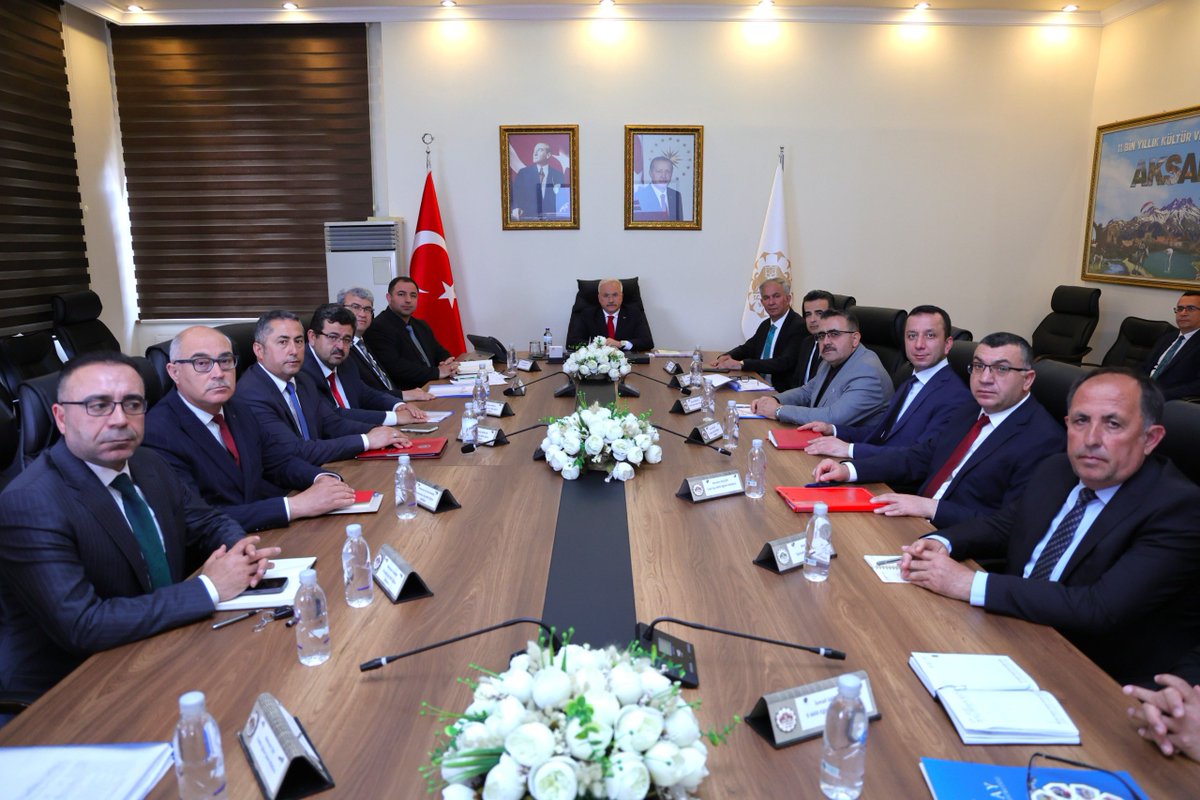 aksarayvaliligi's tweet photo. Valimiz Sn.@malikumbuzoglu, ilgili Vali Yardımcısı Sn.Turan Soğukoluk, İl MEM Sn.Metin Alpaslan, Teftiş Kurulu Başkanı, Müdür Yardımcıları, İlçe Milli Eğitim Müdürleri ve Şube Müdürleri ile eğitim hizmetleri ve projeleri hakkında istişare ve değerlendirme toplantısı yaptılar. https://t.co/yDHmvCwcWN
