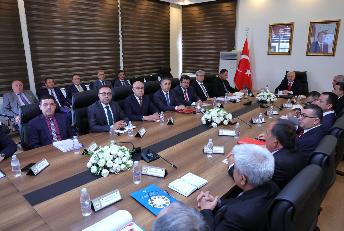 aksarayvaliligi's tweet photo. Valimiz Sn.@malikumbuzoglu, ilgili Vali Yardımcısı Sn.Turan Soğukoluk, İl MEM Sn.Metin Alpaslan, Teftiş Kurulu Başkanı, Müdür Yardımcıları, İlçe Milli Eğitim Müdürleri ve Şube Müdürleri ile eğitim hizmetleri ve projeleri hakkında istişare ve değerlendirme toplantısı yaptılar. https://t.co/yDHmvCwcWN