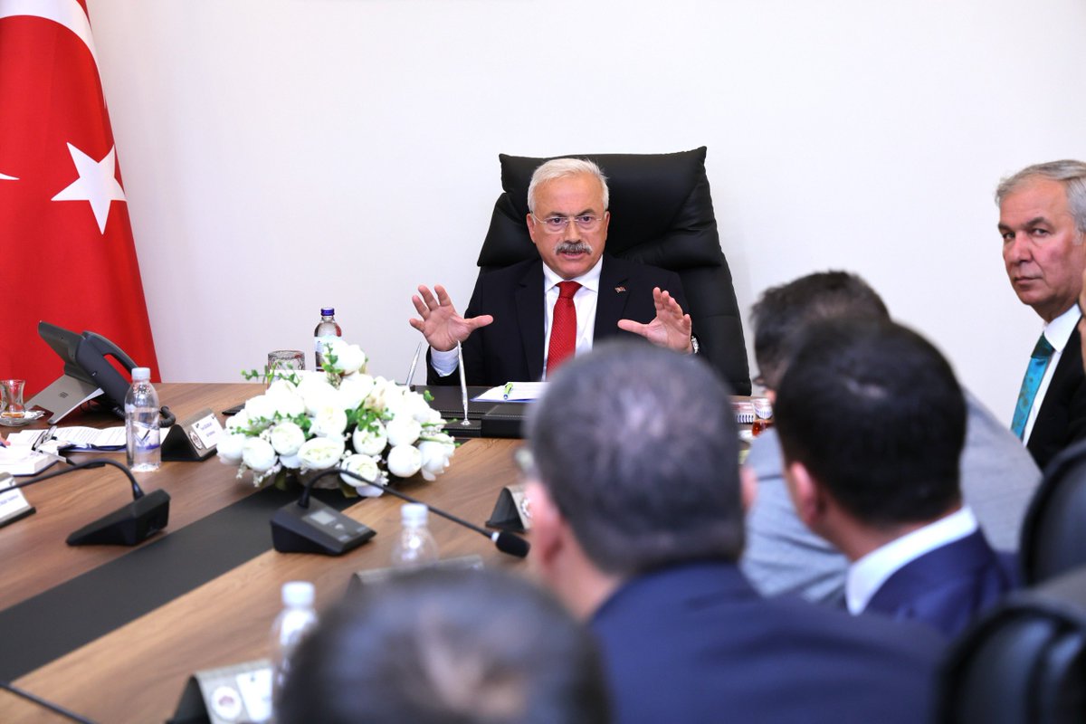 aksarayvaliligi's tweet photo. Valimiz Sn.@malikumbuzoglu, ilgili Vali Yardımcısı Sn.Turan Soğukoluk, İl MEM Sn.Metin Alpaslan, Teftiş Kurulu Başkanı, Müdür Yardımcıları, İlçe Milli Eğitim Müdürleri ve Şube Müdürleri ile eğitim hizmetleri ve projeleri hakkında istişare ve değerlendirme toplantısı yaptılar. https://t.co/yDHmvCwcWN