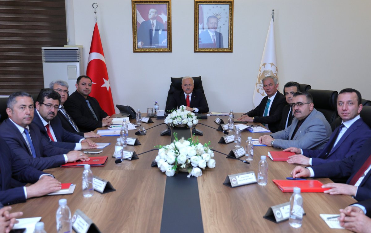 aksarayvaliligi's tweet photo. Valimiz Sn.@malikumbuzoglu, ilgili Vali Yardımcısı Sn.Turan Soğukoluk, İl MEM Sn.Metin Alpaslan, Teftiş Kurulu Başkanı, Müdür Yardımcıları, İlçe Milli Eğitim Müdürleri ve Şube Müdürleri ile eğitim hizmetleri ve projeleri hakkında istişare ve değerlendirme toplantısı yaptılar. https://t.co/yDHmvCwcWN