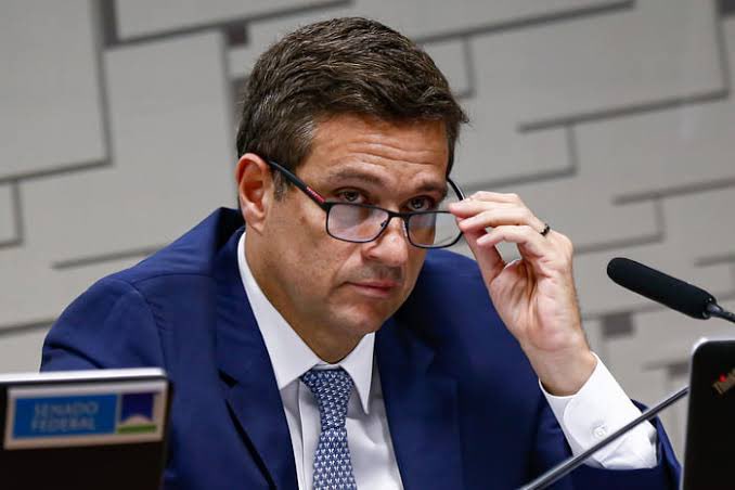 NewsLiberdade's tweet photo. 🚨URGENTE - Campos Neto, ex-presidente do Banco Central, detona Lula e diz que a culpa da inflação é dele! 

“A inflação não é culpa do malvado do empresário que subiu o preço ou do dono do supermercado, a inflação, no fim das contas, é culpa do governo” https://t.co/ooOUym3PRw