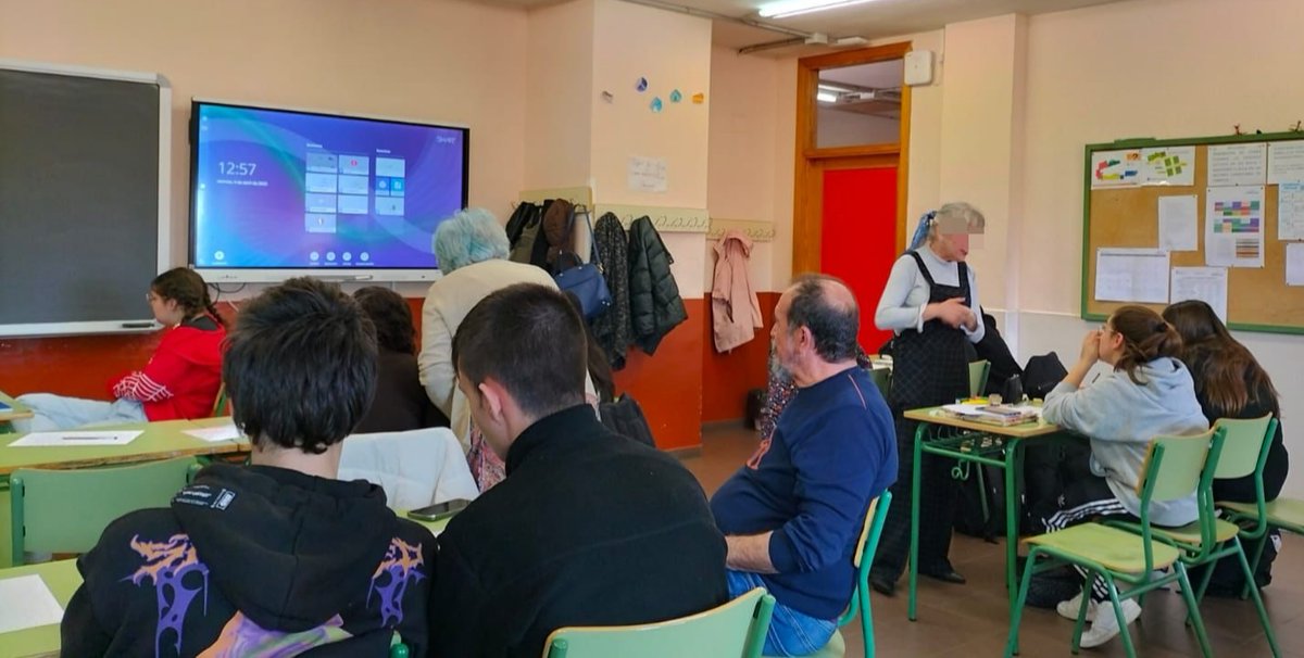 Encuentro intergeneracional de la #AccionLocal “Contando juntos”, vinculada al Programa de #PersonasMayores de <a href="/FundlaCaixa/">Fundación ”la Caixa”</a>, donde varios/as voluntarios/as del CDM #LagunadeDuero, acercaron la escritura y la creación literaria a los/as alumnos/as del IES María Moliner

#hartford
