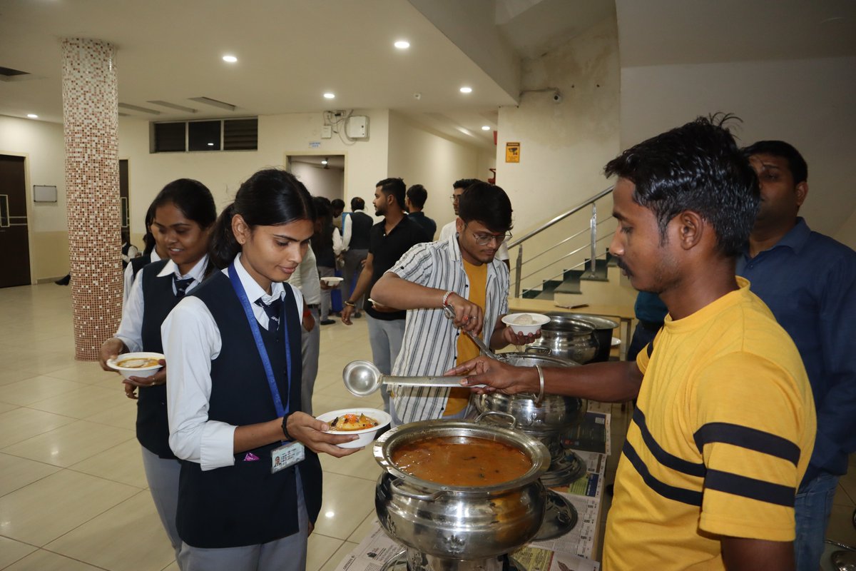 smsvaranasi's tweet image. Refreshment at TECH MARATHON-11
Even the brightest tech minds need a little fuel to keep going. As we race through this 24-hour techno brain-race, it’s time to recharge with refreshments.
#TechMarathon11 #RefreshmentBreak #StayFueled #TechChallenge #Innovation #24HourRace