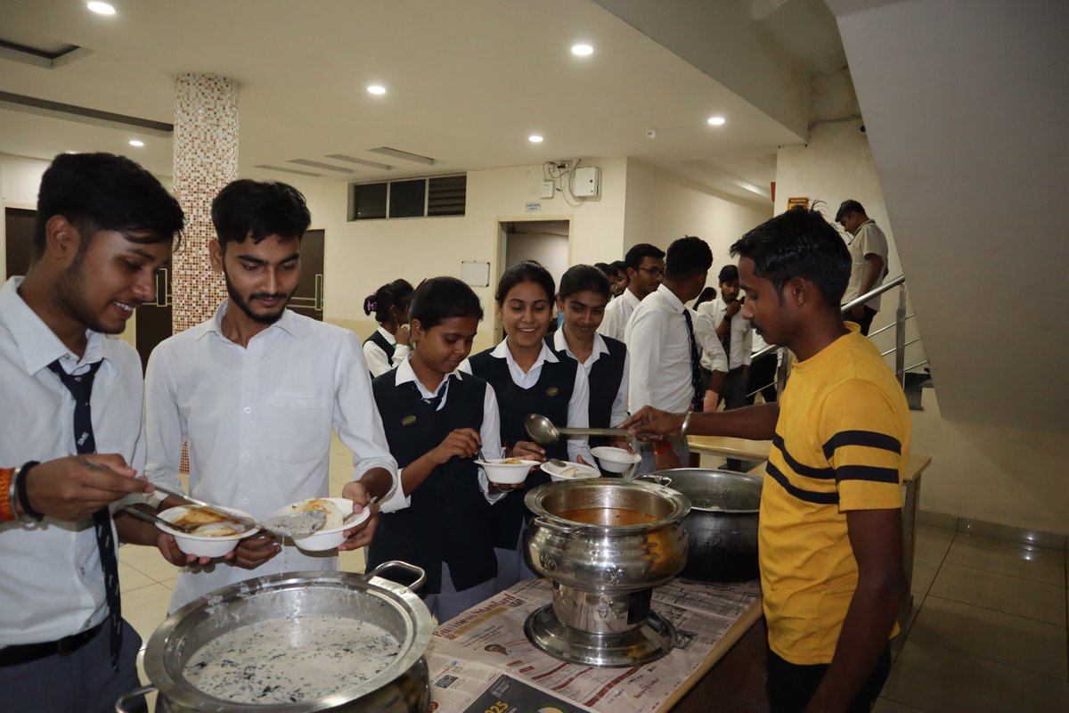 smsvaranasi's tweet image. Refreshment at TECH MARATHON-11
Even the brightest tech minds need a little fuel to keep going. As we race through this 24-hour techno brain-race, it’s time to recharge with refreshments.
#TechMarathon11 #RefreshmentBreak #StayFueled #TechChallenge #Innovation #24HourRace