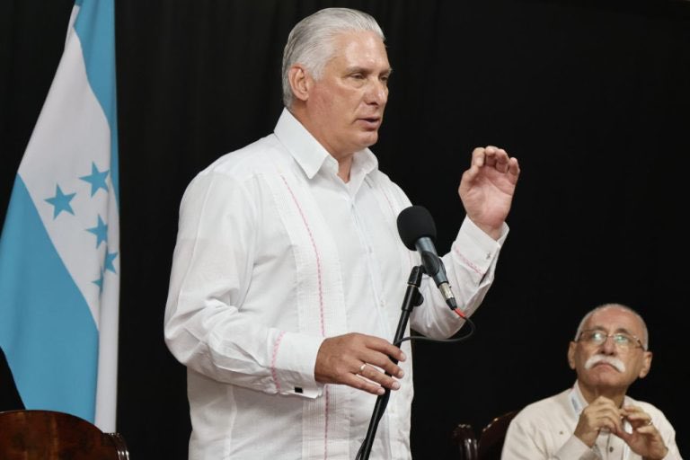 🇨🇺🇭🇳 Este es un “encuentro de solidaridad, amor, amistad y emancipación”, dijo el presidente cubano a un grupo de colaboradores cubanos de salud y educación y a hondureños del movimiento de solidaridad con Cuba.
