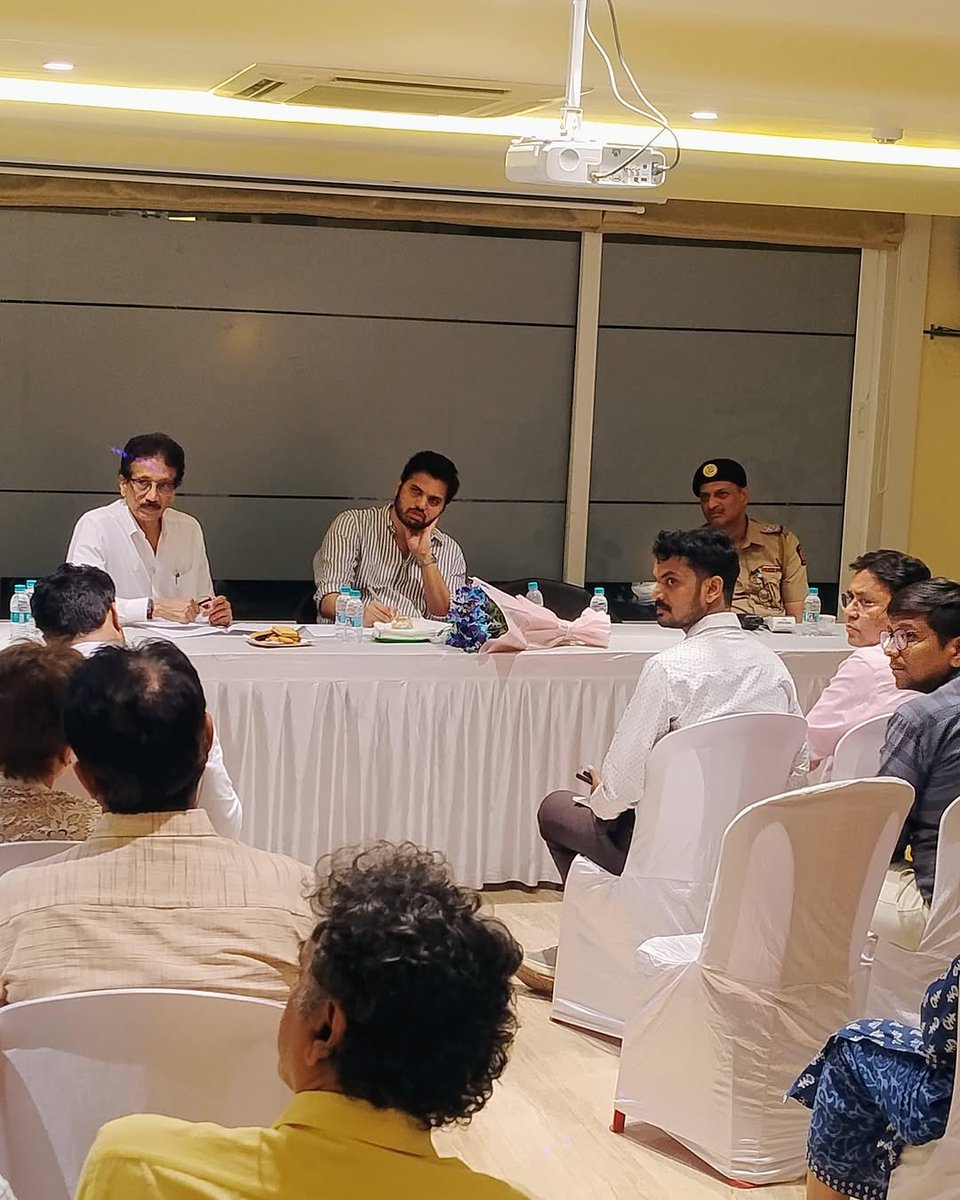 SardesaiVarun's tweet photo. कलानगर ALM सोबत काल बैठक घेऊन स्थानिक विषय समजून घेतले. https://t.co/02EcOsqpgH