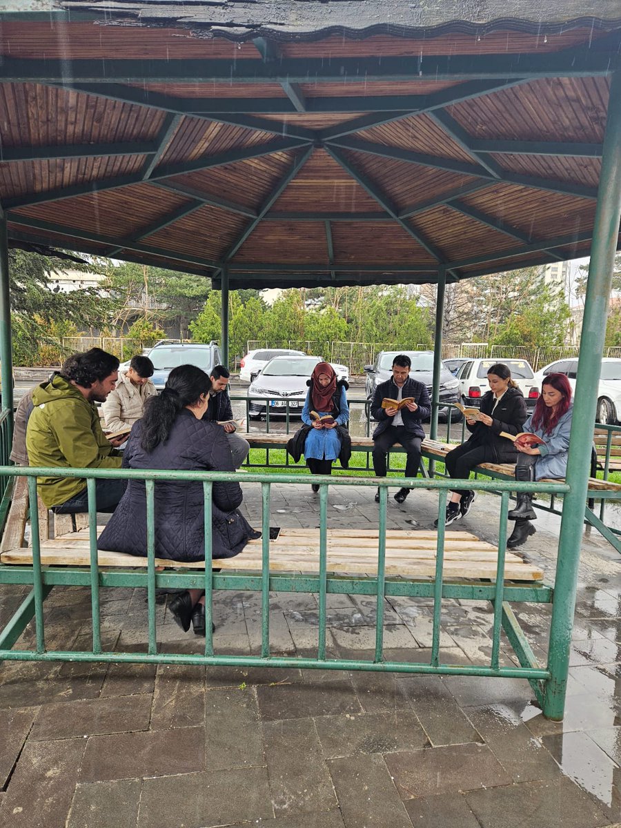 61. Kütüphane Haftası Programı kapsamında 81 ilde eş zamanlı kitap okuma etkinliği düzenlendi. Okuyucularımız ile birlikte bahçede kitaplarımızı okuyarak keyifli vakit geçirdik. Katılımlarından dolayı herkese teşekkür ederiz. 🥰📚

#61kütüphanehaftası
#üretenkütüphaneler