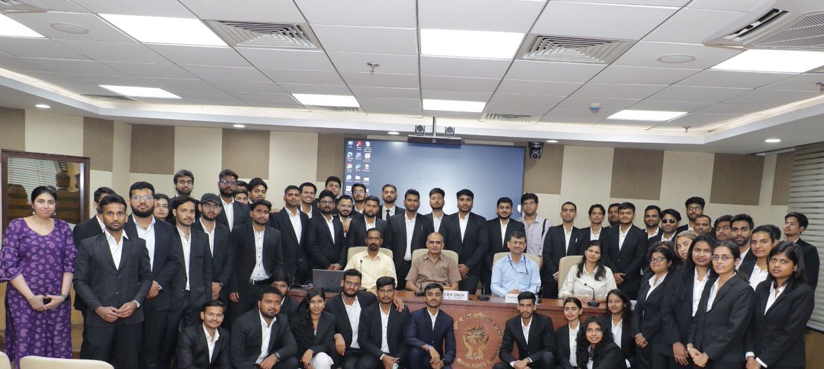 India_NHRC's tweet photo. Today, 55 students and a faculty from the Campus Law Center, University of Delhi, visited NHRC, India. Senior officers briefed them about human rights, processing &amp; management of rights violation complaints, as well as enquiries into them.
#HumanRights #NHRCIndia https://t.co/1wh9DnpC8h