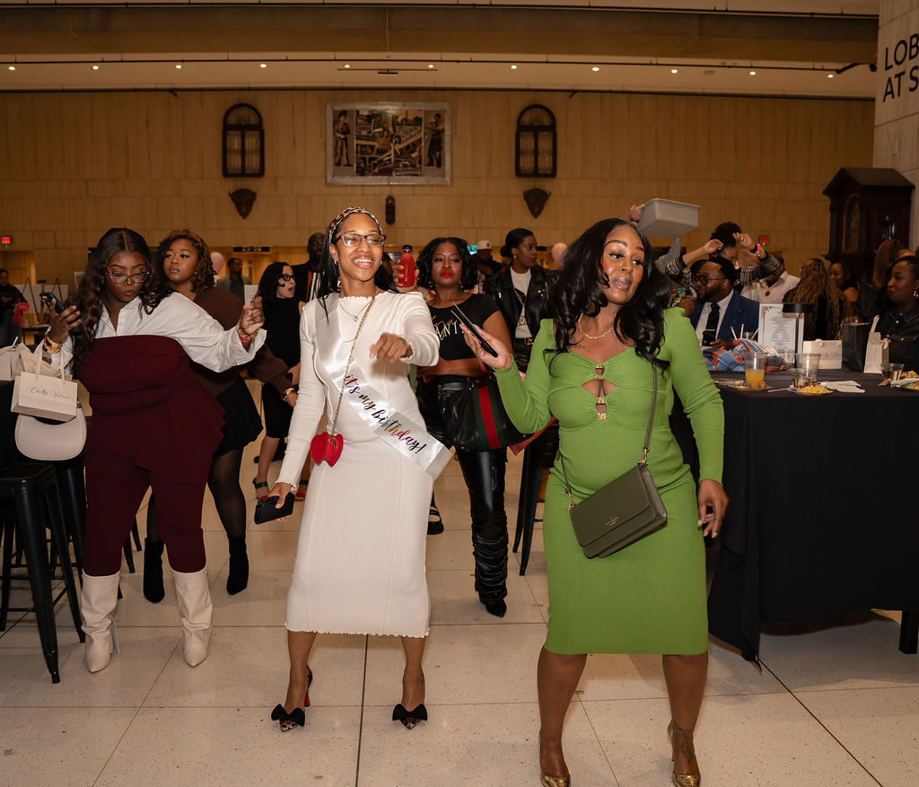 ADRIVTheGoGetta's tweet photo. There are only a few rules when attending The Go Getta Mix &amp; Mingle:
✨ Have fun
✨ Dance like nobody’s watching

Let’s just say—mission accomplished. 💃🏽 https://t.co/HqLP6sU6g1