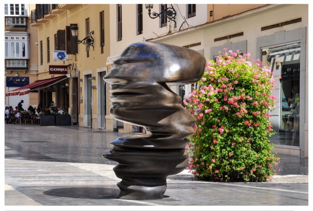 ¿Has visto alguna vez en #malaga una escultura que parece moverse pese a ser de bronce? Entonces te has topado con una obra de Tonny Cragg, uno de los escultores contemporáneos + influyentes del mundo.
Te cuento quién es y por qué deberías conocerle (sigue...)
(Foto: Francisco J