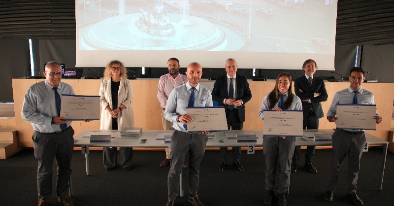 EMTmadrid's tweet photo. 🤗EMT suma a 30 nuevos inspectores🚍

➡️Tras el proceso de selección, este grupo ha completado una formación de 6 semanas con 203 horas de clases teóricas y prácticas.

➡️Con esta promoción, la empresa municipal dispondrá de 301 efectivos en esta categoría laboral.