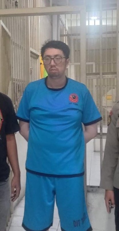 berlianidris's tweet photo. Korban diperkosa saat mengantar ayahnya berobat, kemudian ayahnya meninggal. 😭 

Ini setan pelakunya. Ingat wajah dan namanya. Jangan sampai damai, dan nanti kalau hukumannya selesai jangan sampai dia keliaran jadi dokter. https://t.co/LR4fWpRrTZ