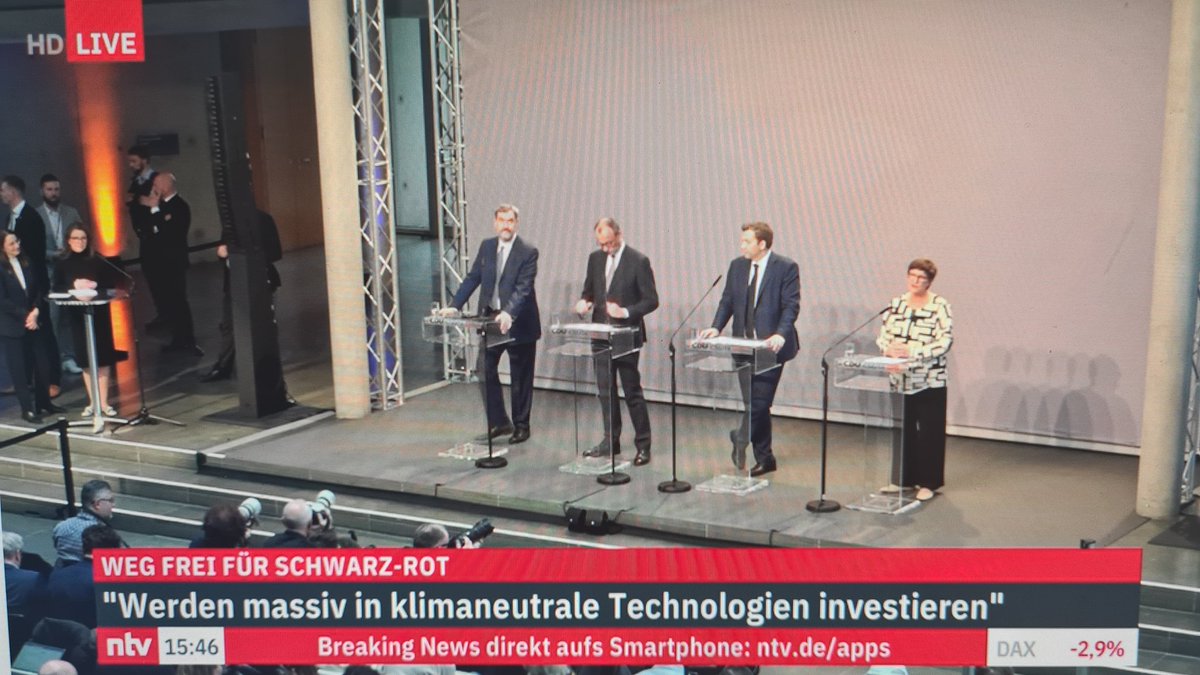 Von der CDU ist nur Friedrich Merz, von der CSU nur Markus Söder, aber von der SPD stehen zwei da, ein Zeichen welche Partei die Hosen an hat?!