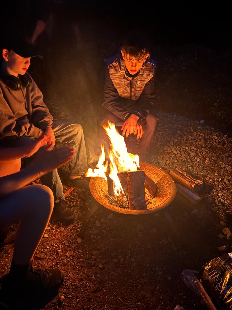 ysortit's tweet photo. Let me tell ya about the S1 - S3 young Carers trip to Carbeth hut! We whipped up some sizzlin' fajitas for dinner, went on a wee sunset walk, and had a blast around the firepit 🔥 #CarbethHutFun #FajitaFiesta #SunsetStrolls #Firepit 🌅🌮 https://t.co/xfIgZ5IFMP