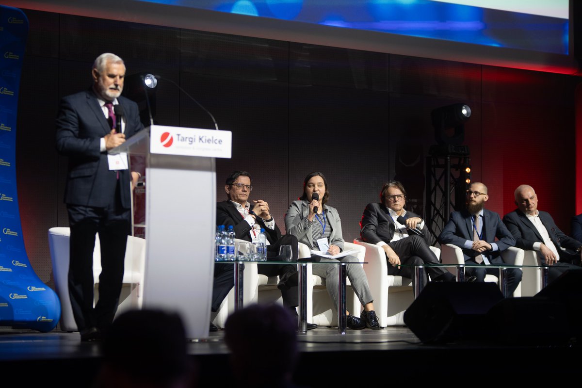 GAZ_SYSTEM's tweet photo. Trwa XIII edycja #ExpoGas w Kielcach. Podczas sesji "Rola gazownictwa w zmieniającej się energetyce" Katarzyna #Szeniawska, dyrektor Pionu Rozwoju Rynku Gazu #GAZSYSTEM powiedziała:
🗨️Nasz system przesyłowy wygląda inaczej niż kilka lat temu. Byliśmy uzależnieni od kierunku dostaw. Dziś mamy elastyczność przesyłową umożliwiającą przesyłanie gazu w różne obszary Polski. Wzmacniamy go, budując połączenia, które integrują system tranzytowy z siecią gazociągów krajowych oraz realizując projekt #FSRU.