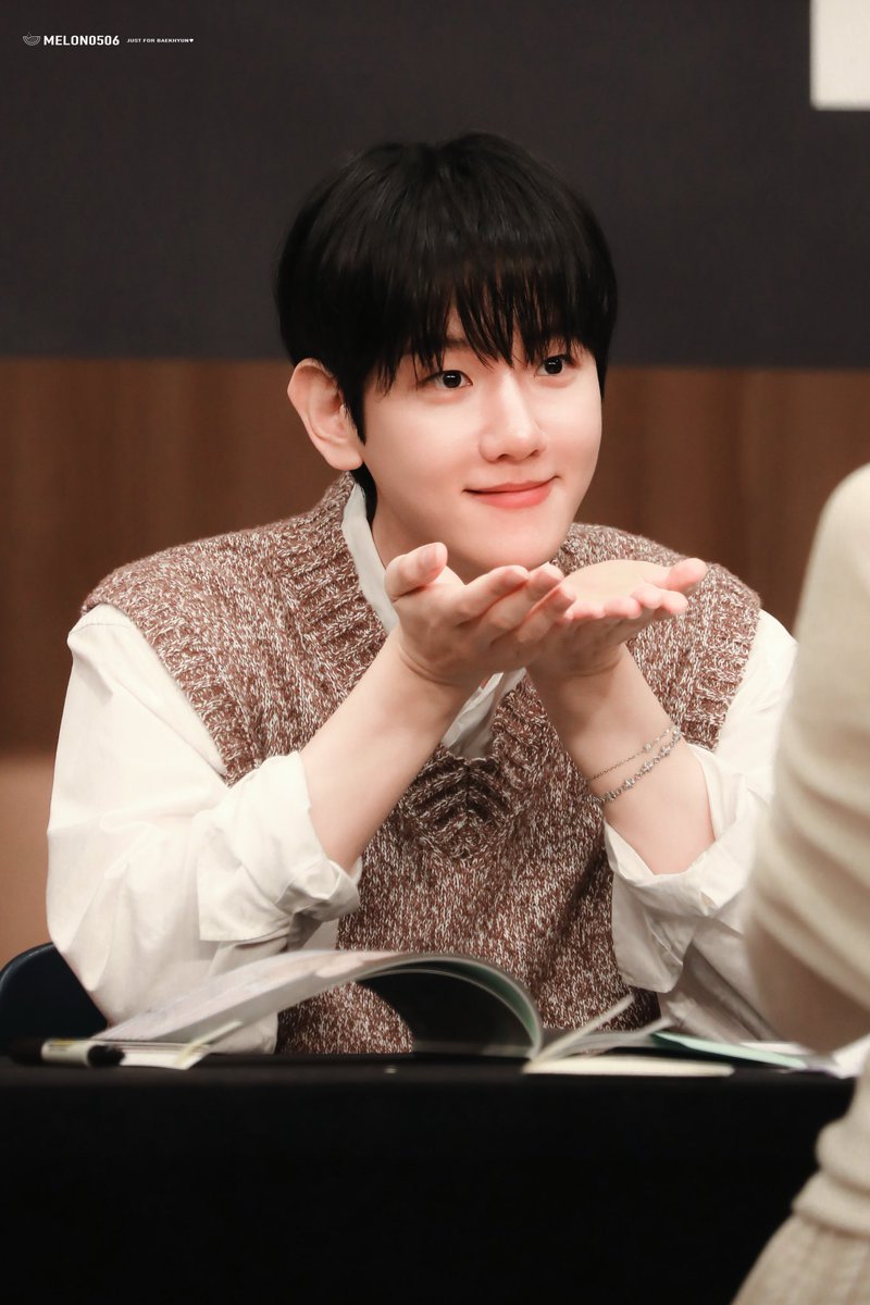 luvB56's tweet photo. 백현군 애교3종세트 https://t.co/sOWPUiiKzb