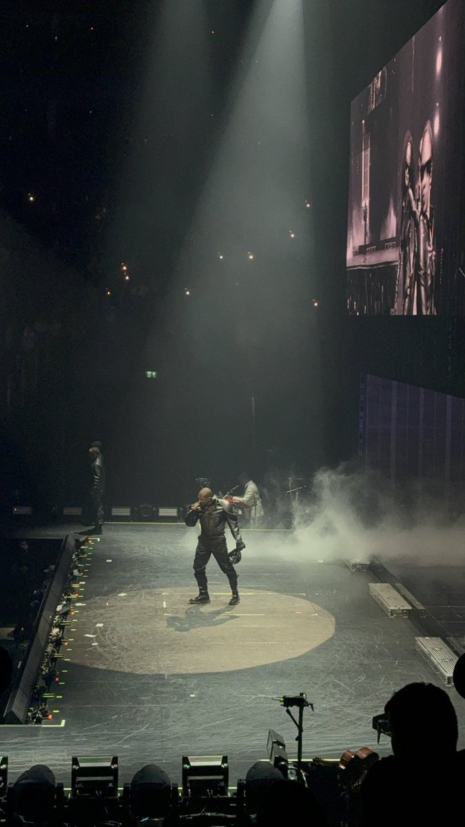 ZaraLodds's tweet photo. Idc what anyone says, usher was flipping fantastic. https://t.co/iJtU95NUY8