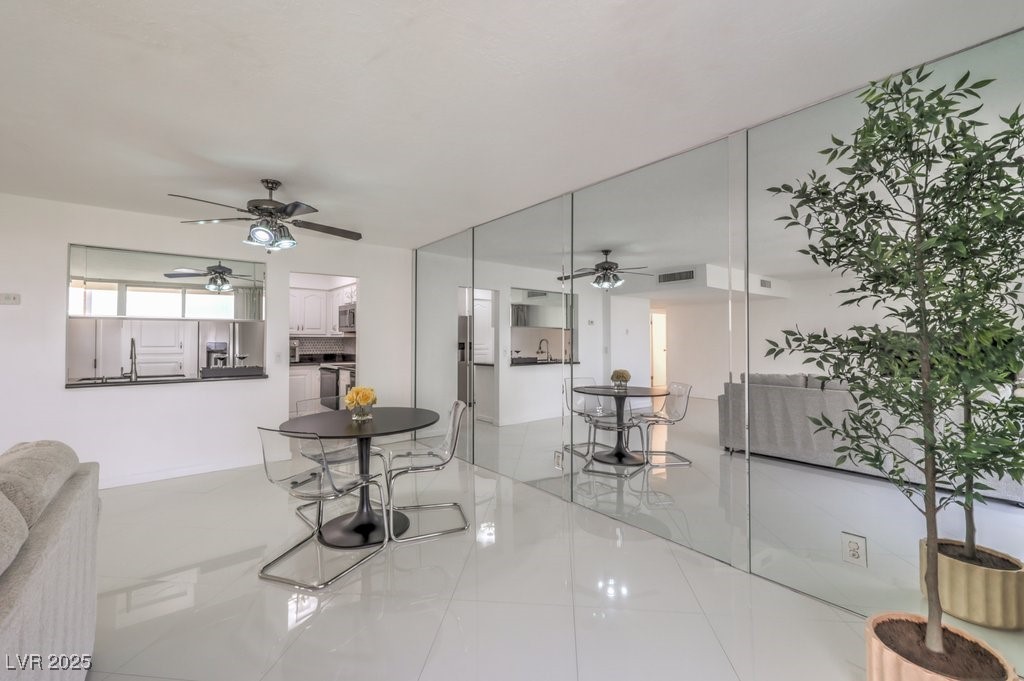 205 E Harmon Avenue Unit 803, Las Vegas, NV, 89169
1 bed | 2 bath 1068 Sq. Ft.
Active | 300000
bit.ly/3XU979o
This is not your typical one-bedroom condo 1,068 sq ft of open, airy living space makes it one of the largest one-bedroom floor plans in the area. Step inside...