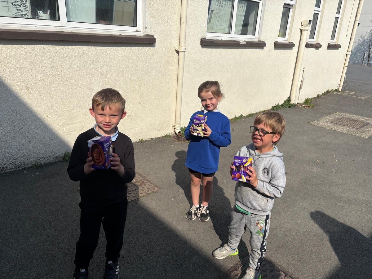 llwynyreos's tweet photo. Some of the children in Dolphins taking part in the Easter Egg Hunt! Diolch @CarlWorrall and Mid Wales Scaffolding!! https://t.co/VtYpqAWjBB