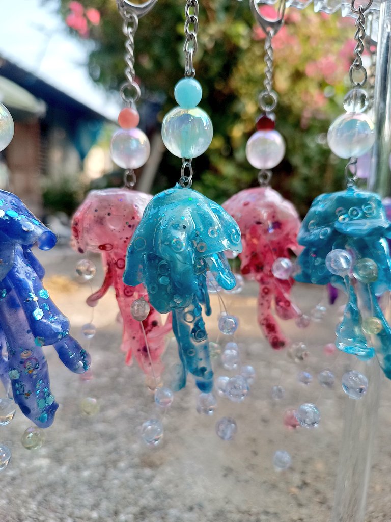 _ChromaColor's tweet photo. 🌟🩵พวงกุญแจแมงกระพรุน💦✨
ทำจากขวดพลาสติกเหลือใช้ ลงสีด้วยเรซิ่น
ราคาหน่วยละสองร้อย
ส่งฟรีแฟลช (EMS+20)
เอฟน้องพาไปเที่ยวสงกรานต์กันน้าาาา
#CHROMAstudio #สีน้ำทำมือ #สีน้ำแฮนด์เมด #เครื่องประดับแฮนด์เมด https://t.co/cUWiFobxAO