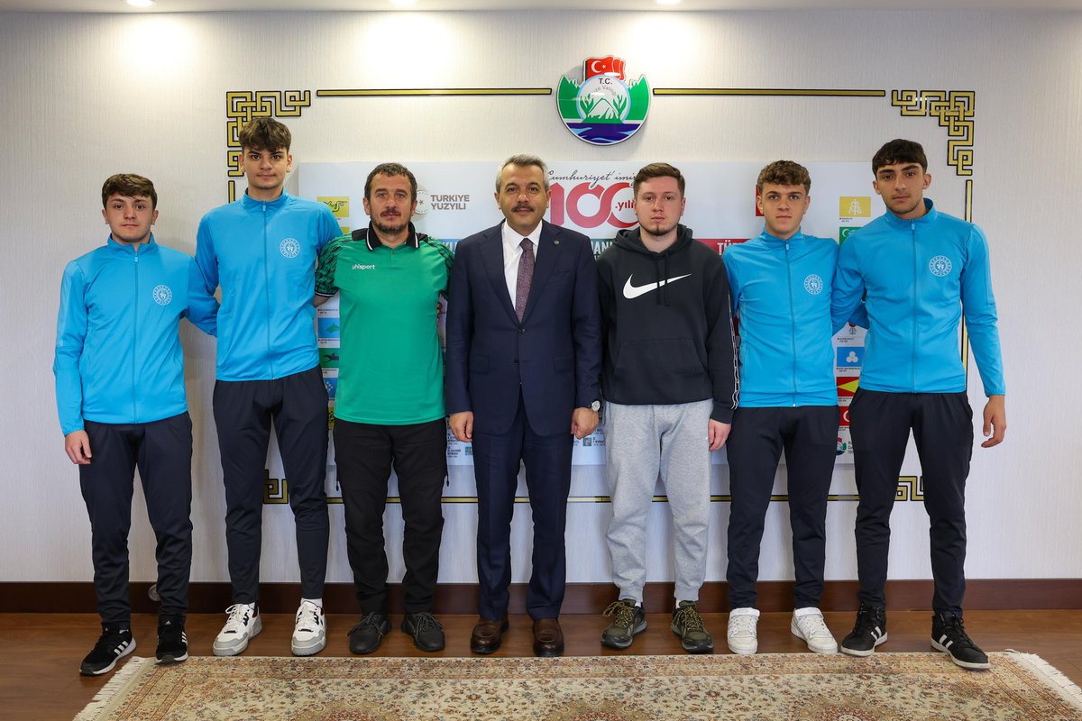 T.C. Rize Valiliği (@rizevali) on Twitter photo Valilik Makam Ziyaretleri…👇
📌Rize Arıcılar Birliği Başkanı Ahmet Bakoğlu ve Birlik Müdürü Suzan Koç,
📌1918 Rizespor Kulüp Başkanı ve Antrenörü Halil Atabey ile kulüp sporcuları,
Valimiz Sayın <a href="/ihsanselimb/">İhsan Selim Baydaş</a>’ı makamında ziyaret ederek çeşitli konularda görüşme Valilik Makam Ziyaretleri…👇
📌Rize Arıcılar Birliği Başkanı Ahmet Bakoğlu ve Birlik Müdürü Suzan Koç,
📌1918 Rizespor Kulüp Başkanı ve Antrenörü Halil Atabey ile kulüp sporcuları,
Valimiz Sayın <a href="/ihsanselimb/">İhsan Selim Baydaş</a>’ı makamında ziyaret ederek çeşitli konularda görüşme
