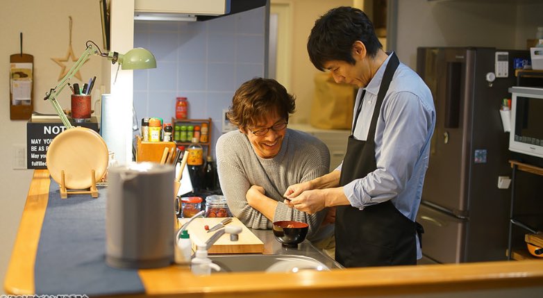 mikibambi's tweet photo. 毎日夕飯作るのめんどくせーって思うけど
「しあわせは食べて寝て待て」みたいなドラマを見ると明日はいっちょ丁寧に作ってみるかーとなる。単純だなー自分。いい台所だな。あとふたつ好きな台所を載せとく。 https://t.co/e1tbYRehPy