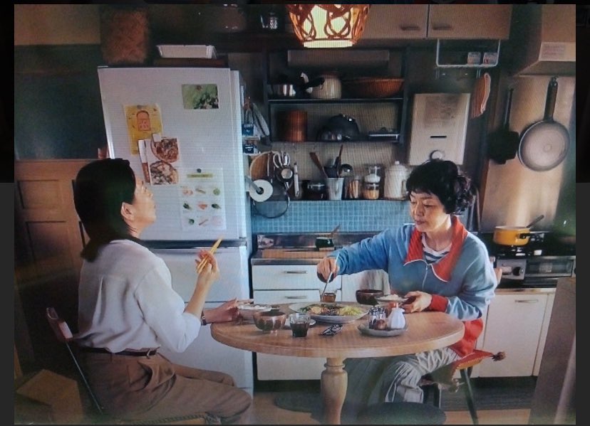 mikibambi's tweet photo. 毎日夕飯作るのめんどくせーって思うけど
「しあわせは食べて寝て待て」みたいなドラマを見ると明日はいっちょ丁寧に作ってみるかーとなる。単純だなー自分。いい台所だな。あとふたつ好きな台所を載せとく。 https://t.co/e1tbYRehPy