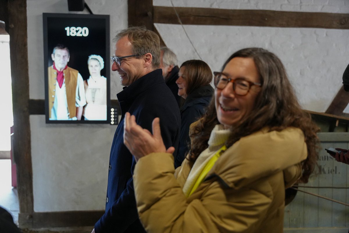 Zum Auftakt der 60. Museumssaison wurde heute in Molfsee das Projekt "Licht.Gestalten: Freilichtmuseum neu erzählt" vorgestellt. Lebensgroße Projektionen empfangen die Besucherinnen und Besucher künftig in elf der 60 Gebäude. Die Filme erzählen vom damaligen Alltag.