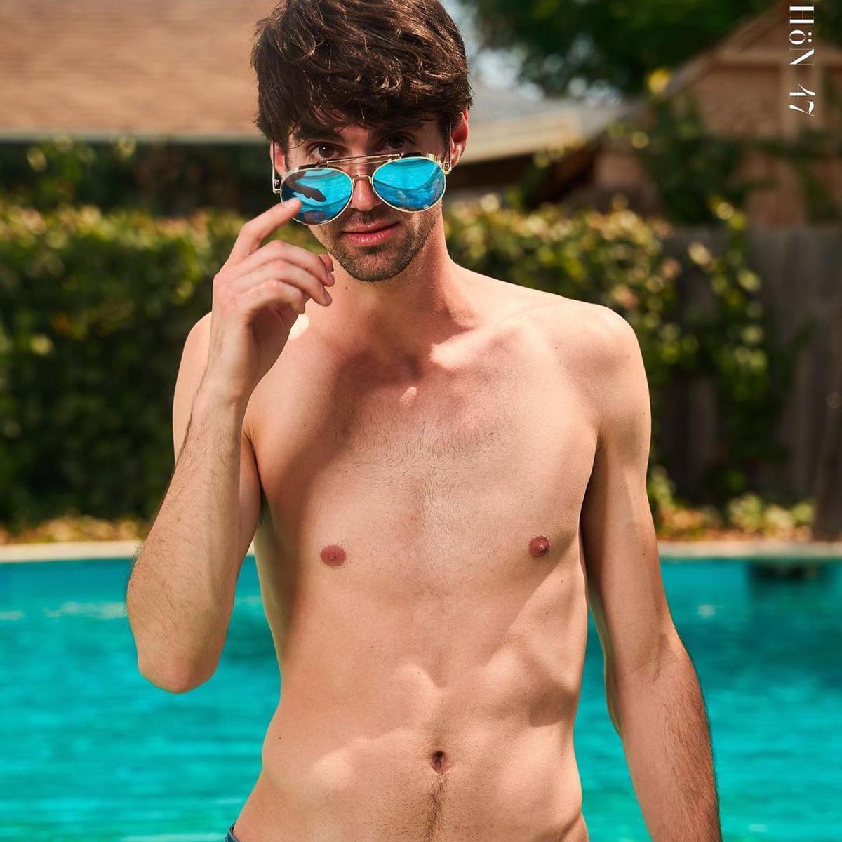 buyVshades's tweet photo. 'L.A.' Reflective Aviator #Sunglasses by #VSHADES worn by Garrett Davis Martin 📸 Travis Lane: https://t.co/X8xcnDkjZI https://t.co/pn2lwB654t