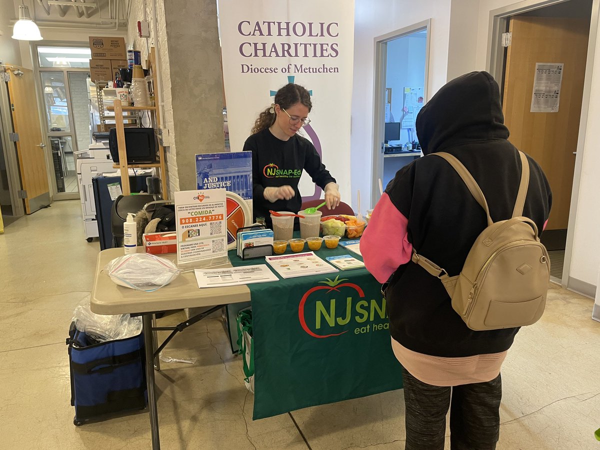 CCDOM1's tweet image. 🌟 Huge thank you to Heather from @cfbnj for joining us at Unity Square during our food distribution! 💚 She brought the Heart Smart program to life with tasty, healthy samples made from pantry staples like oatmeal — proving that nutritious can be delicious! 🥣✨

#UnitySquare