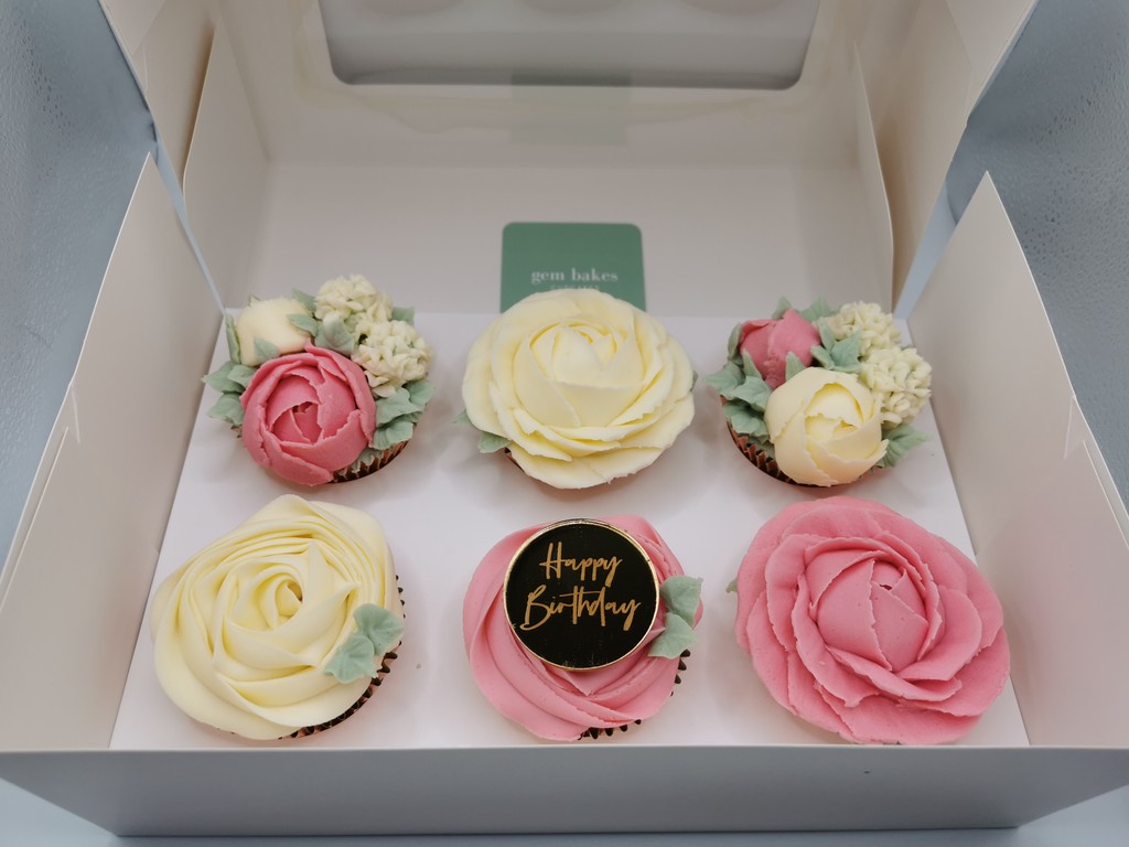 Gem_Bakes's tweet photo. Birthday cupcakes with a pretty cake charm from @inketchuk 🧁

In classic vanilla flavour with buttercream roses, swirls and hydrangeas 🌹

#birthday #birthdaycake #birthdaycupcake #buttercreamflowers #buttercreamrose #cupcakes #edibleflowers #floralcupcakes #flowersyoucaneat https://t.co/wWI9ocSGP3
