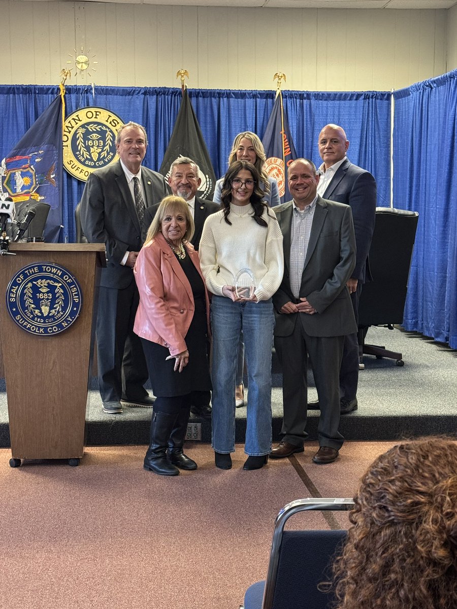 IslipHS's tweet image. Congratulations to Isabella Dragos who was recognized for her individual service accomplishments by the Town of Islip last night at the Student Community Awards Presentation! #isliprising #islip #ihs