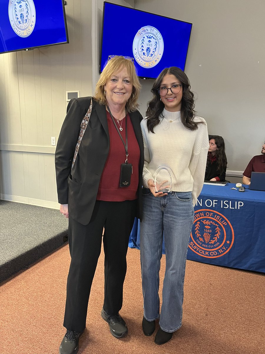 IslipHS's tweet image. Congratulations to Isabella Dragos who was recognized for her individual service accomplishments by the Town of Islip last night at the Student Community Awards Presentation! #isliprising #islip #ihs