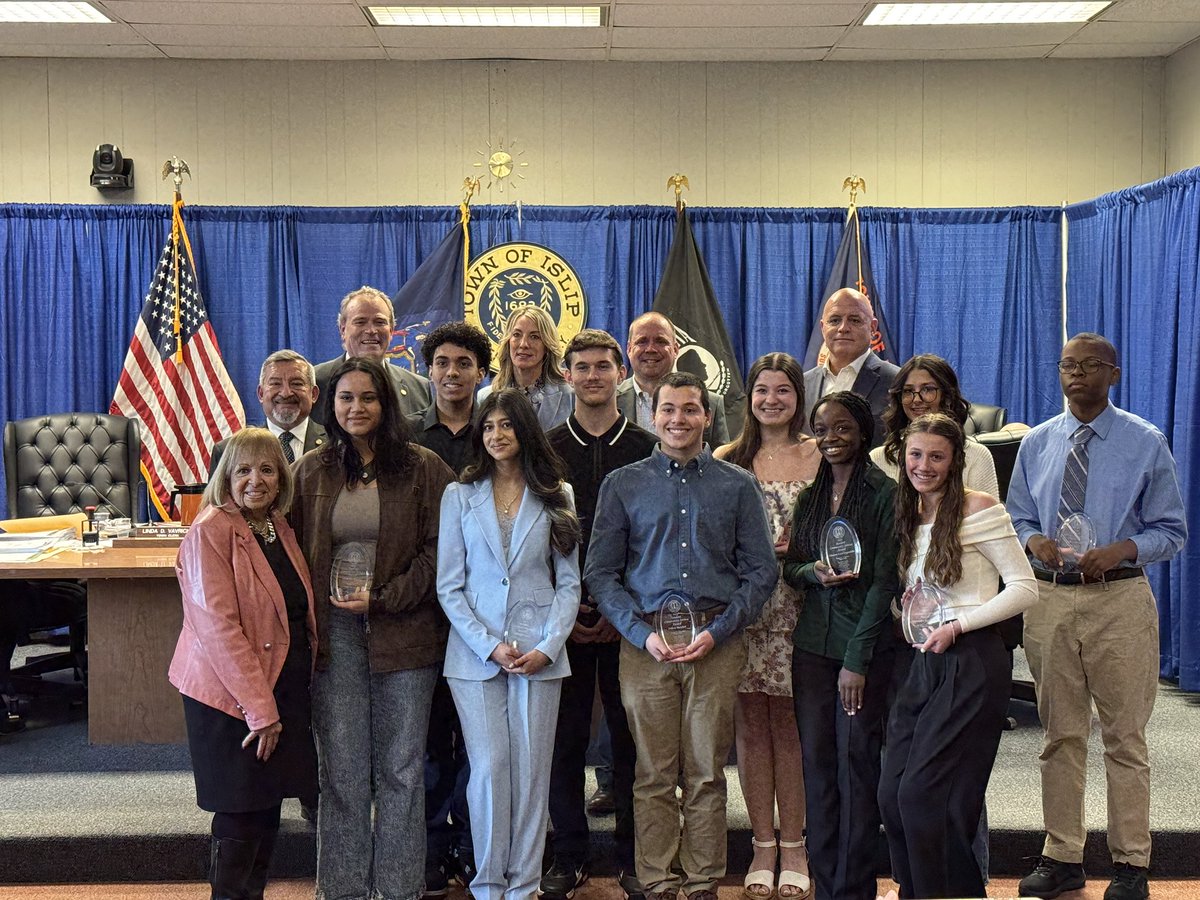 Congratulations to Isabella Dragos who was recognized for her individual service accomplishments by the Town of Islip last night at the Student Community Awards Presentation! #isliprising #islip #ihs