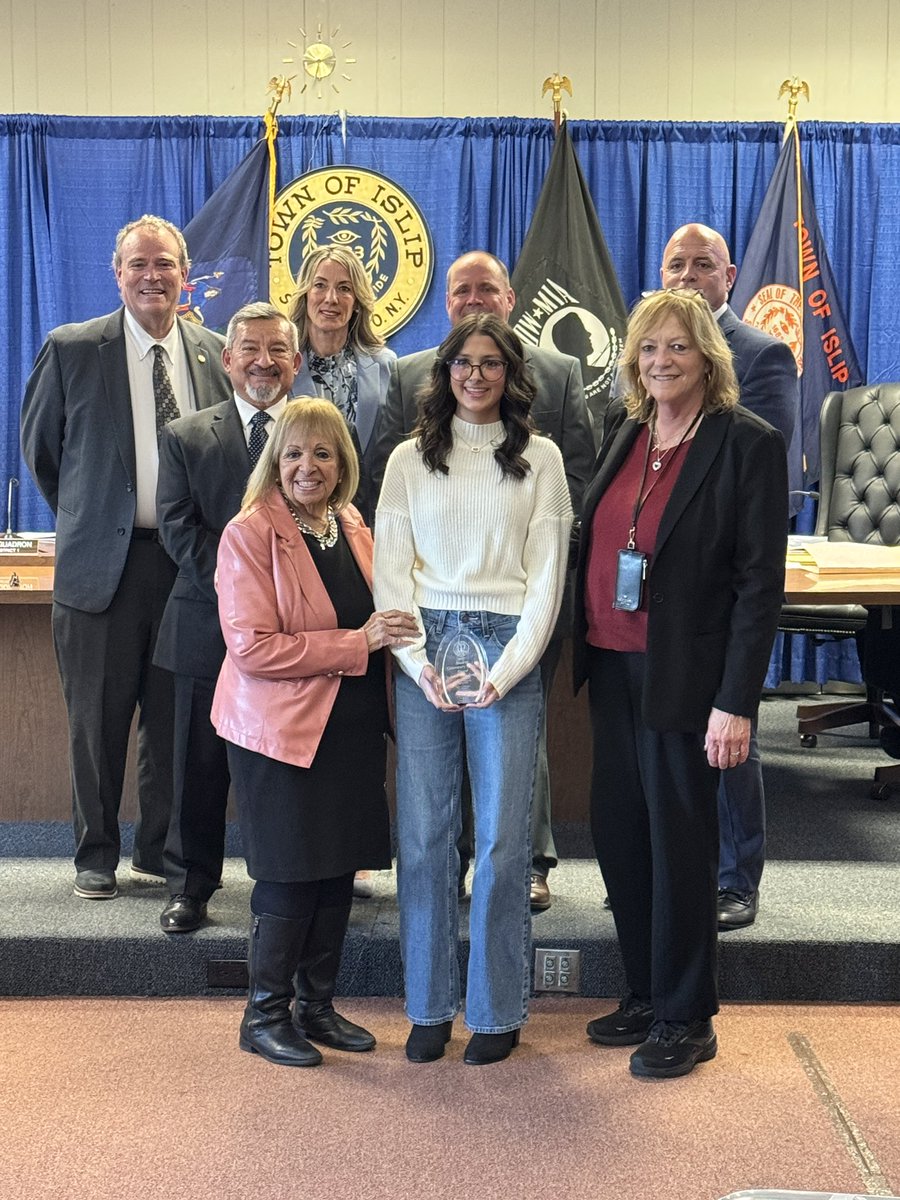 IslipHS's tweet image. Congratulations to Isabella Dragos who was recognized for her individual service accomplishments by the Town of Islip last night at the Student Community Awards Presentation! #isliprising #islip #ihs
