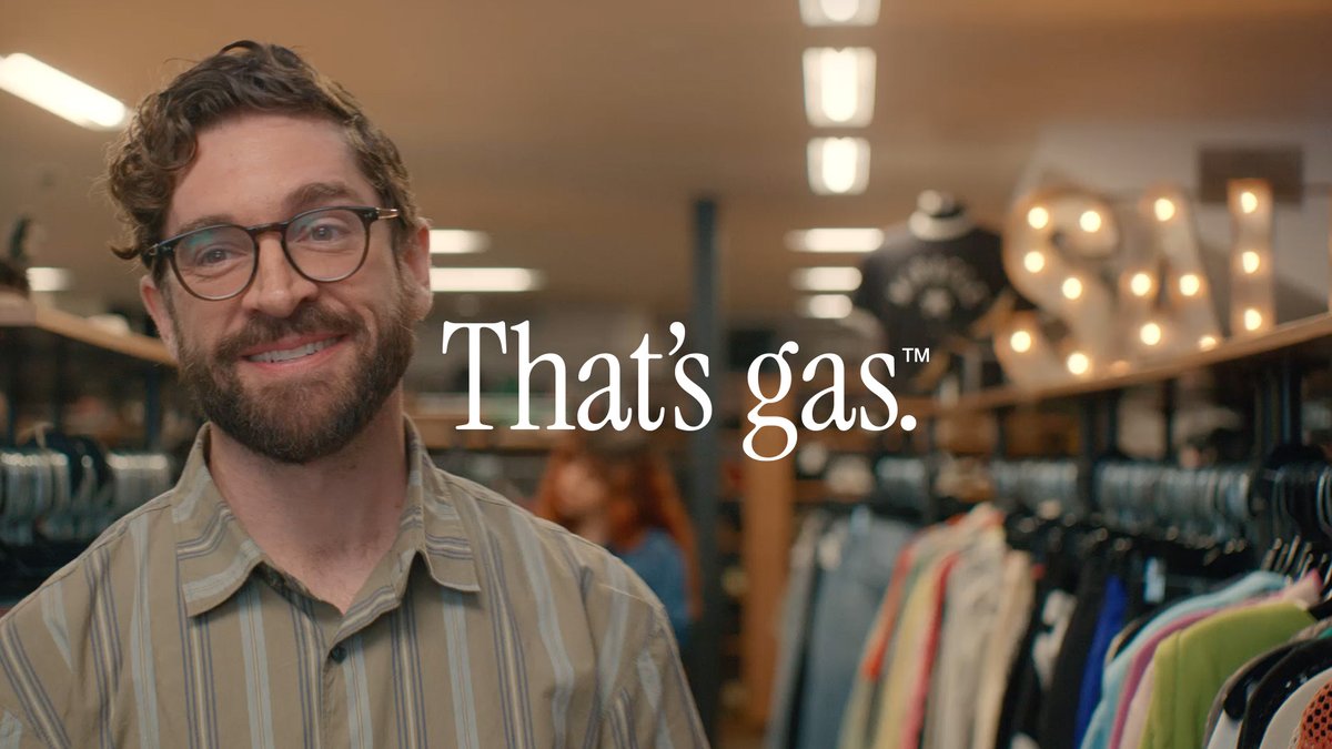EnergyTransfer's tweet image. Big news! We’re debuting our new commercial at the end of the Masters on Sunday! 🏌️‍♂️⛳️
Meet the guy who pops into everyday moments—like shopping with friends or lounging by the pool—just to remind people that natural gas is making it all possible. 

#ThatsGas #MastersSunday