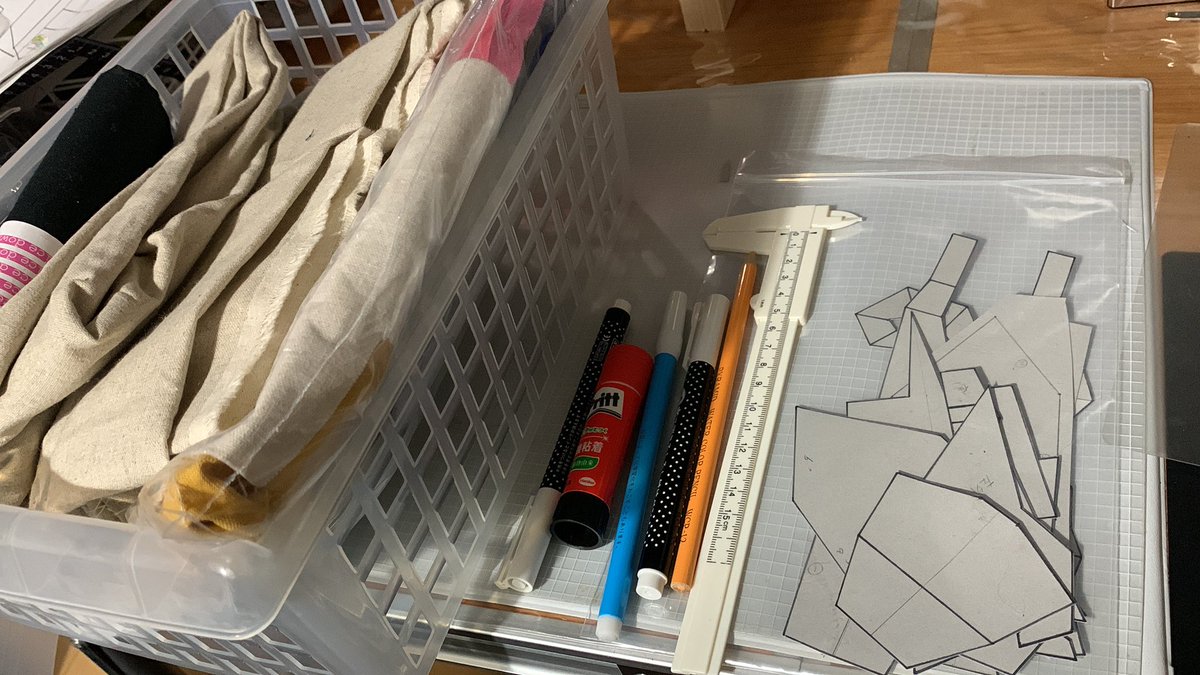 Try_angle_Lab's tweet photo. ≪創造中.Making≫
ポリゴンアート　Polygon Art
わんころ展開���　Dog development diagram

型紙から布カットへ。
接着芯で布に硬さを持たせつつ布の温かみは残しポリゴンという角だらけの少し近未来などを彷彿とさせる他にはない逸品にしたい。
#ポリゴンアート　#ハンドメイド　#作品
#研究　#型紙 https://t.co/2zvqEpgDnQ