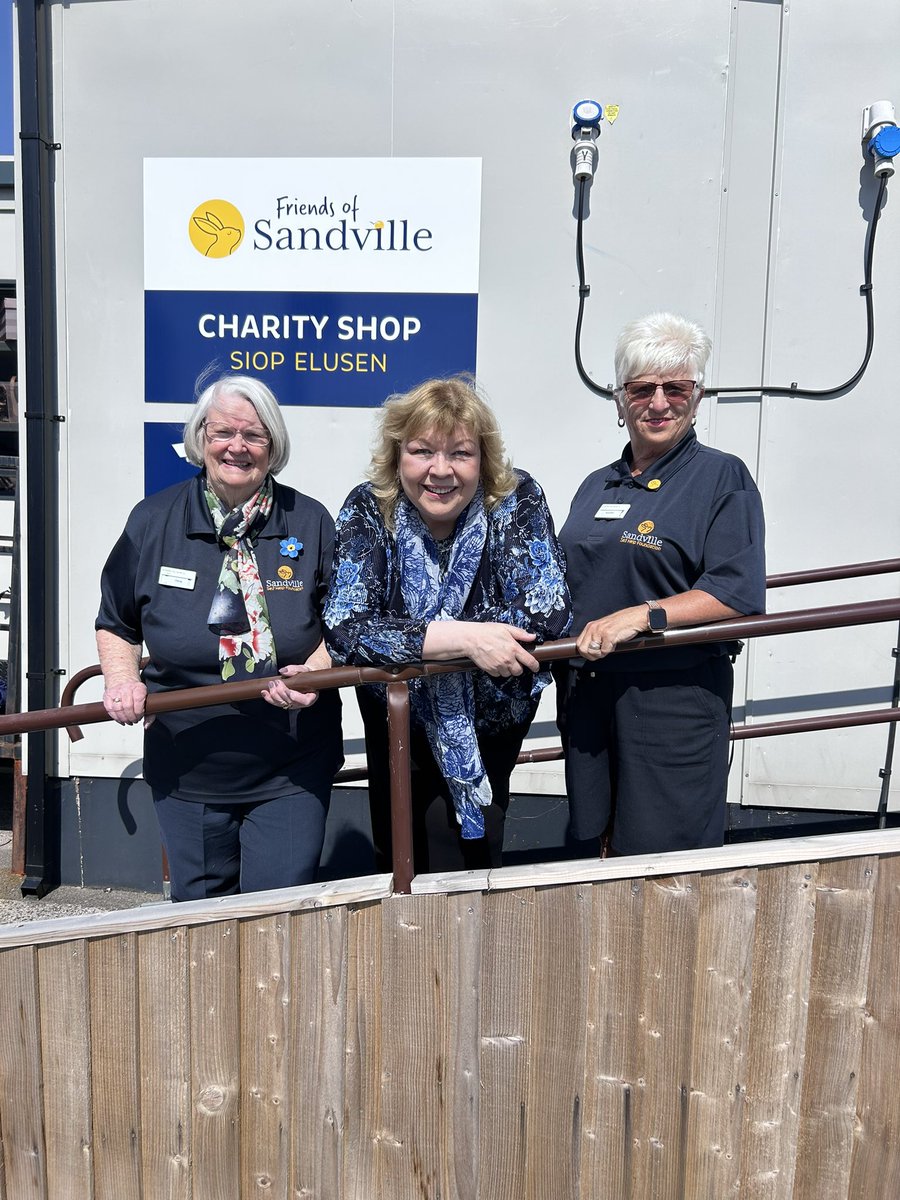 SandvilleSHF's tweet photo. A Special Visit from Welsh Actress @Dibot1! 🎬 🏴󠁧󠁢󠁷󠁬󠁳󠁿

We were absolutely delighted to welcome Welsh actress Di Botcher to our facility today! 

Di took the time to tour our space and meet some of our amazing clients

Thank you, Di, for making our day! 💛

#WelshActress #Charity https://t.co/PS46hUnNl5