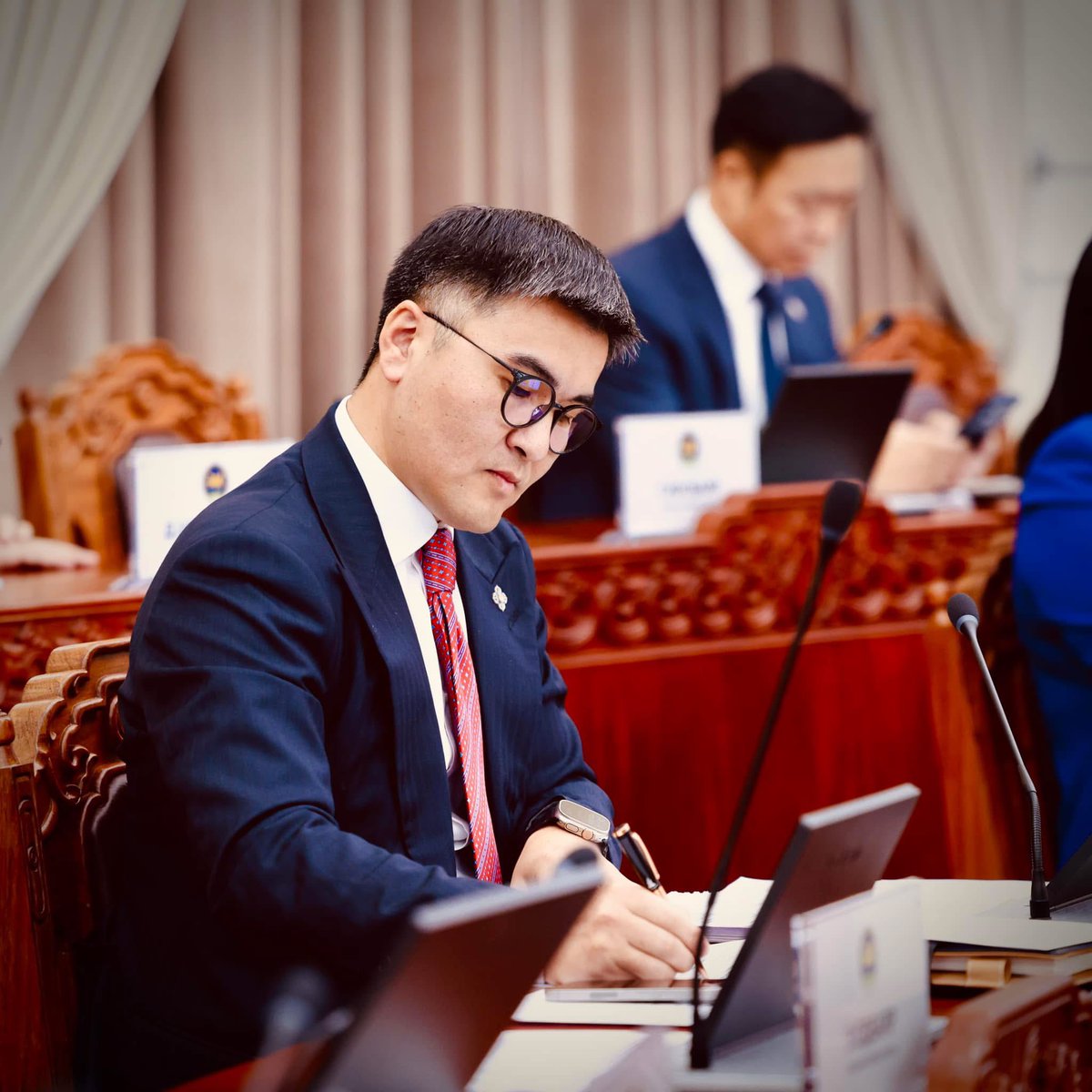 Ч.Лодойсамбуу: Олон орны хоолны гудамж, фестиваль үзсэн. Төр нь төв талбайдаа аварга том гуанз нээж цагдаагаар хамгаалуулаад хүмүүсийг өдөржин үүдэндээ дугаарлуулж, Засаг дарга нь хоолны меню зохиож өдөр өдрөөр нь зарлаж байхыг зөвхөн Монголдоо л харж байна. Хариуцсан дарга нь