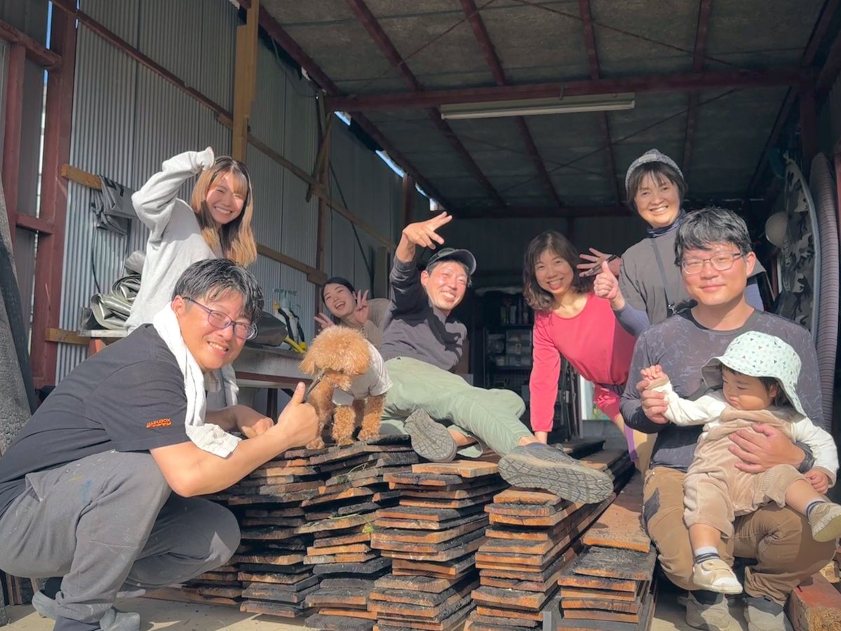 TourGuide_KENZO's tweet photo. 僕が所属するDIYコミュニティー(#DIYDAO)のメンバーさん達と、焼杉を100枚作りました!
通訳ガイドとして、観光コンテンツを消費するだけの存在にはなりたくない。「日本ならでは」の価値を次世代へ https://t.co/O4rlAOP1fv