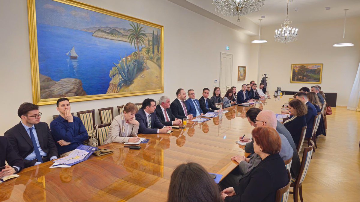 davidkarapet's tweet photo. 🇦🇲🤝🇭🇷Glad to have meeting with the representatives of @MVEP_hr & 🇭🇷Diplomatic Academy students & discuss current challenges in the region, as well as present #CrossroadsOfPeace project aimed at fostering regional stability.
@MFAofArmenia https://t.co/M8wZzADcYa
