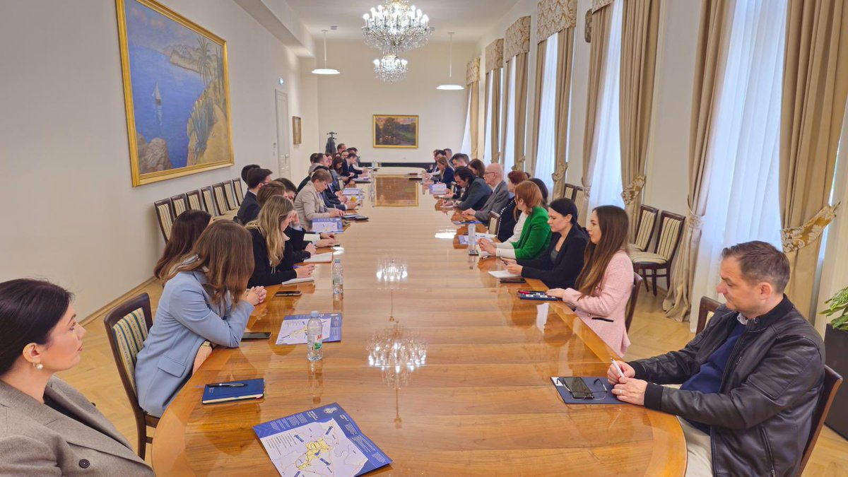 davidkarapet's tweet photo. 🇦🇲🤝🇭🇷Glad to have meeting with the representatives of @MVEP_hr & 🇭🇷Diplomatic Academy students & discuss current challenges in the region, as well as present #CrossroadsOfPeace project aimed at fostering regional stability.
@MFAofArmenia https://t.co/M8wZzADcYa
