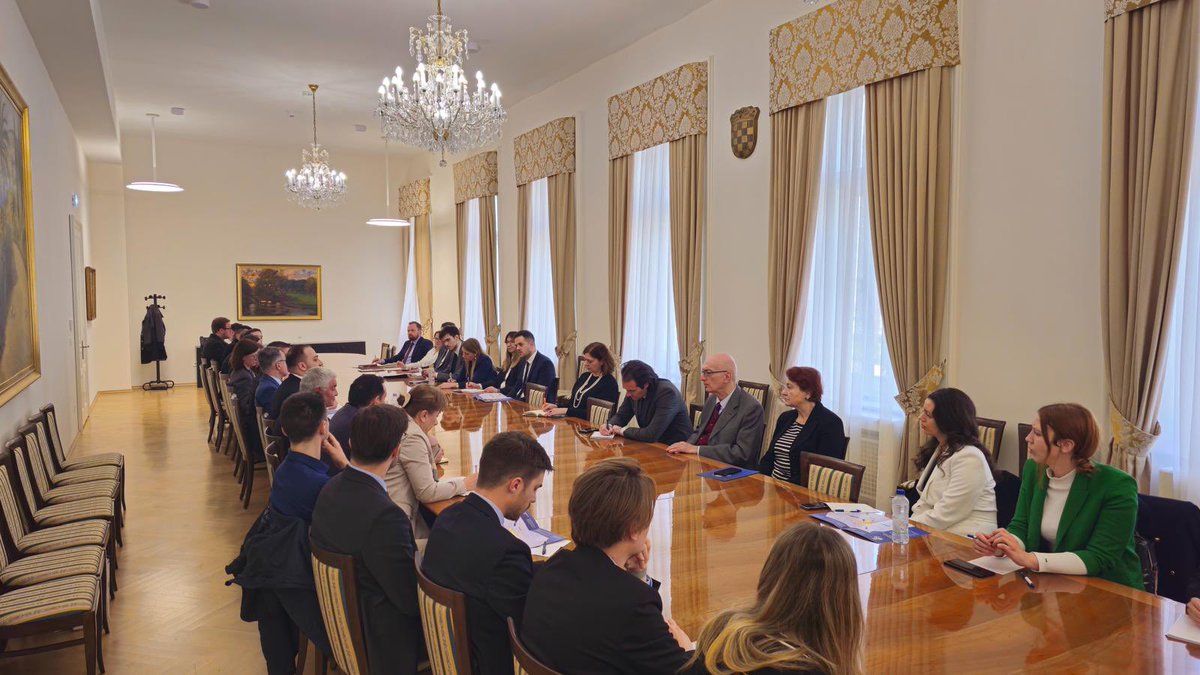 davidkarapet's tweet photo. 🇦🇲🤝🇭🇷Glad to have meeting with the representatives of @MVEP_hr & 🇭🇷Diplomatic Academy students & discuss current challenges in the region, as well as present #CrossroadsOfPeace project aimed at fostering regional stability.
@MFAofArmenia https://t.co/M8wZzADcYa
