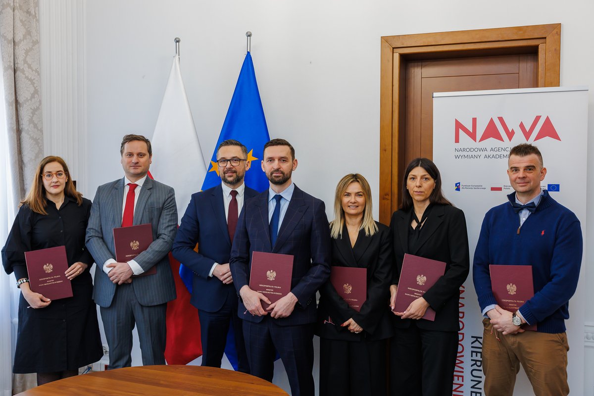 NAWA Polish National Agency for Academic Exchange (@nawapoland) on Twitter photo 📣 Wczoraj w <a href="/MNiSW_GOV__PL/">Ministerstwo Nauki i Szkolnictwa Wyższego</a> odbyło się pierwsze posiedzenie Krajowego Zespołu ds. Opracowania Strategii Umiędzynarodowienia Polskiego Szkolnictwa Wyższego i Nauki z udziałem Ministra dra inż. Marcina Kulaska. W trakcie oficjalnej ceremonii powołania odebrali:
📜 Dr Katarzyna 📣 Wczoraj w <a href="/MNiSW_GOV__PL/">Ministerstwo Nauki i Szkolnictwa Wyższego</a> odbyło się pierwsze posiedzenie Krajowego Zespołu ds. Opracowania Strategii Umiędzynarodowienia Polskiego Szkolnictwa Wyższego i Nauki z udziałem Ministra dra inż. Marcina Kulaska. W trakcie oficjalnej ceremonii powołania odebrali:
📜 Dr Katarzyna